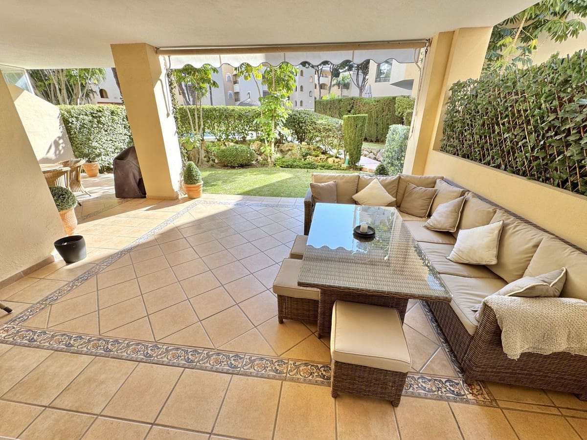 2 soveværelse Strandlejlighed til salg i Elviria med swimmingpool garage - € 625.000 (Ref: 9800093)