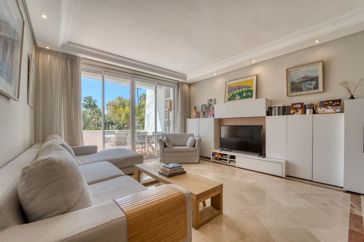 3 quarto Apartamento de Praia para venda em Puerto Banus com piscina garagem - 1 350 000 € (Ref: 9800101)
