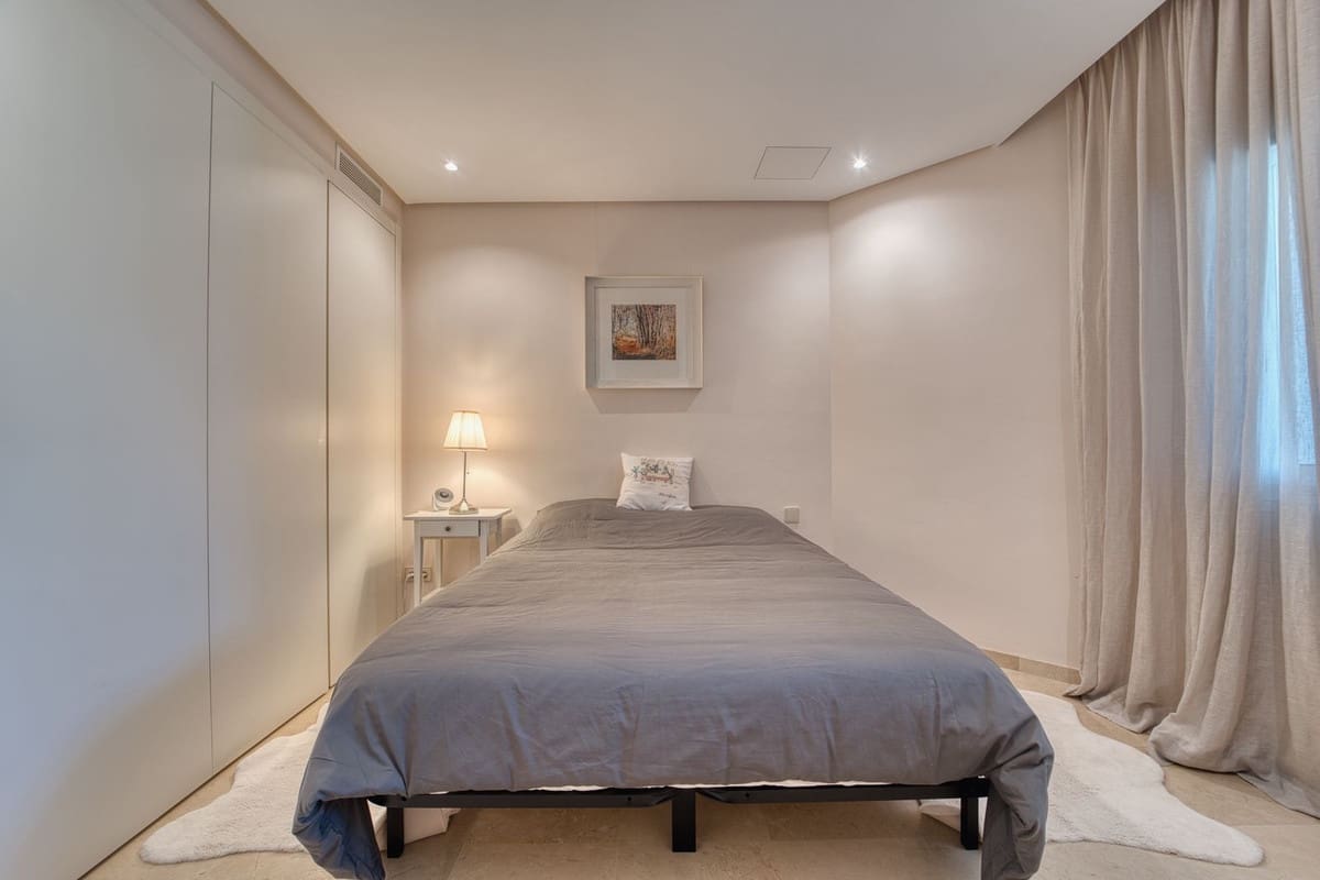 3 quarto Apartamento de Praia para venda em Puerto Banus com piscina garagem - 1 350 000 € (Ref: 9800101)