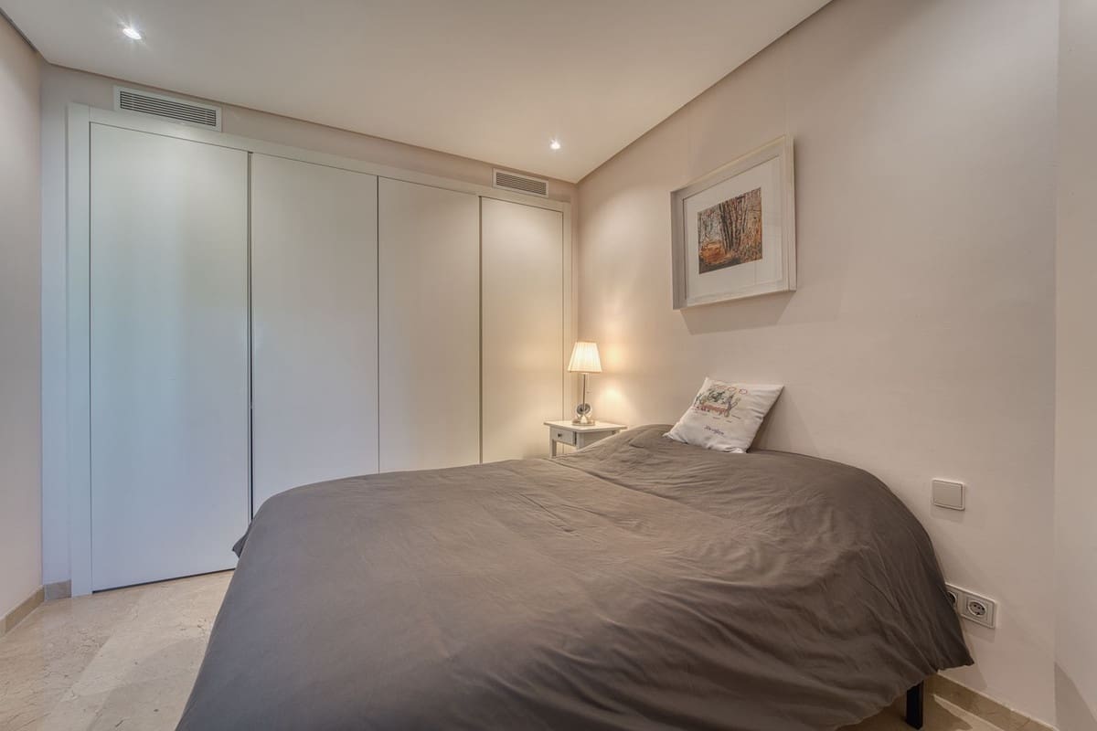 3 quarto Apartamento de Praia para venda em Puerto Banus com piscina garagem - 1 350 000 € (Ref: 9800101)