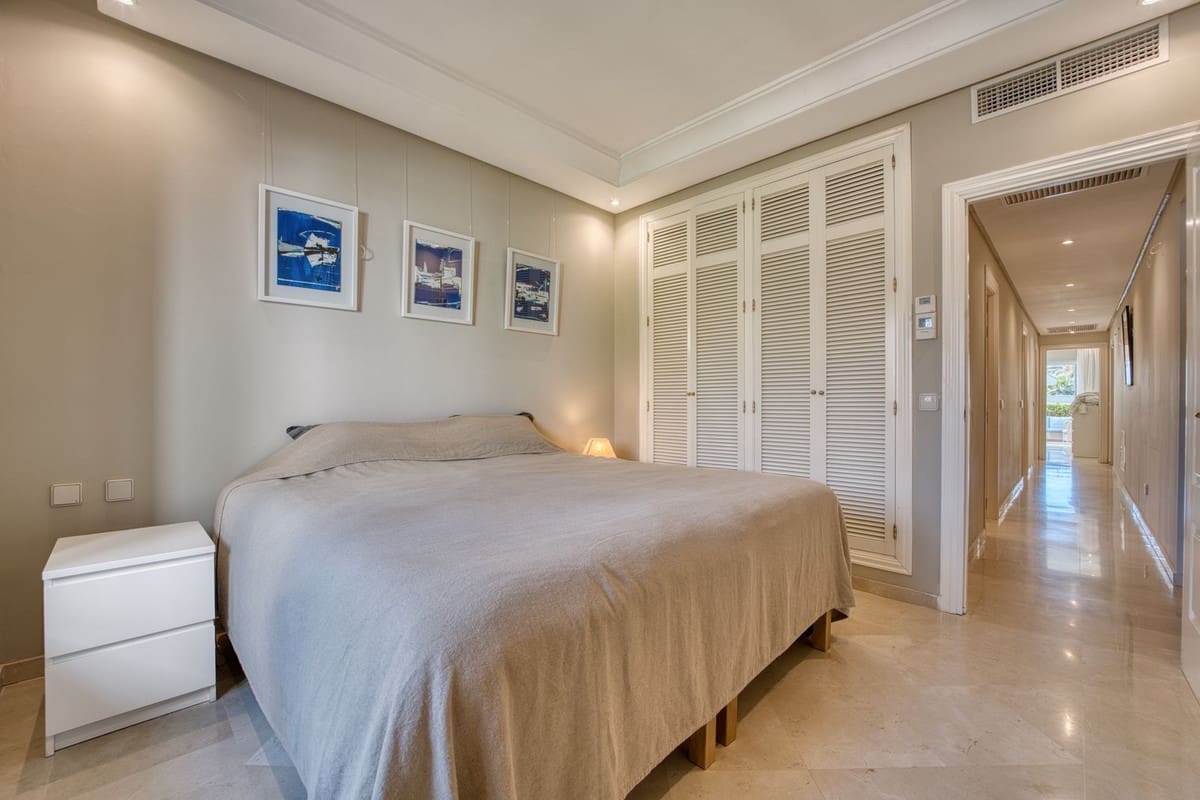 3 quarto Apartamento de Praia para venda em Puerto Banus com piscina garagem - 1 350 000 € (Ref: 9800101)