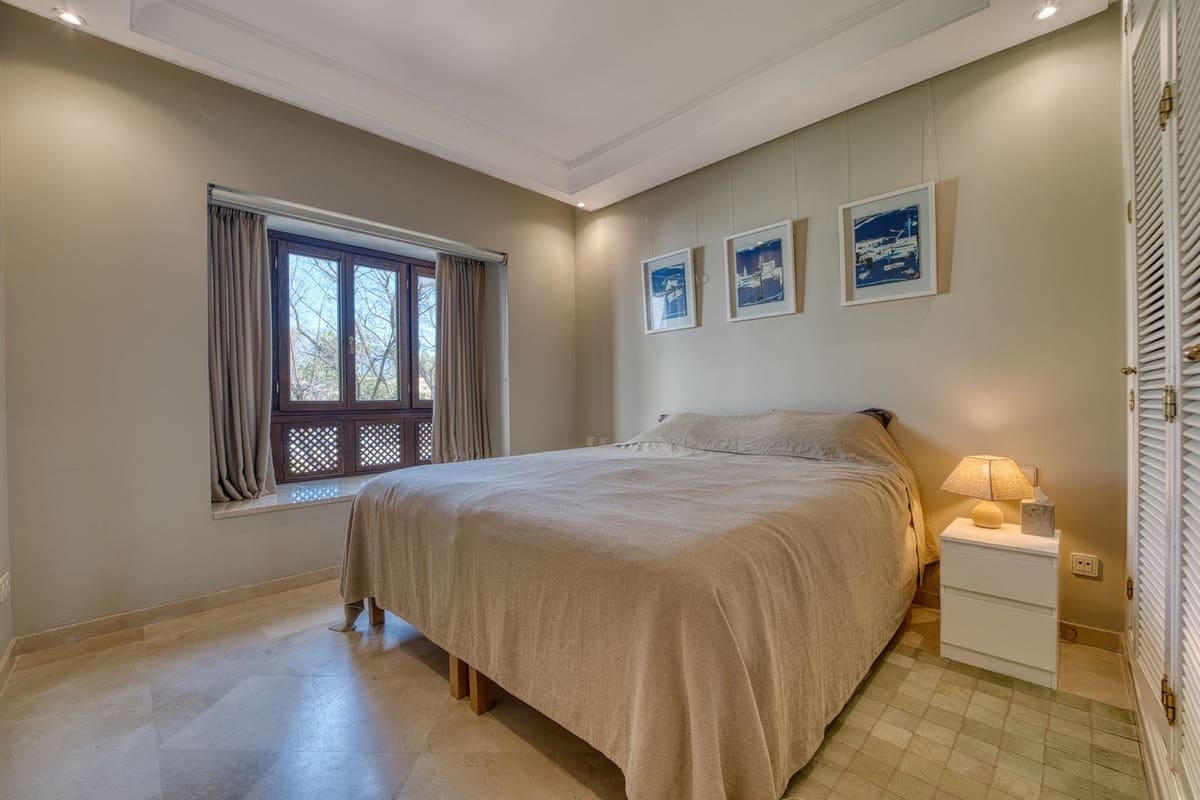 3 quarto Apartamento de Praia para venda em Puerto Banus com piscina garagem - 1 350 000 € (Ref: 9800101)