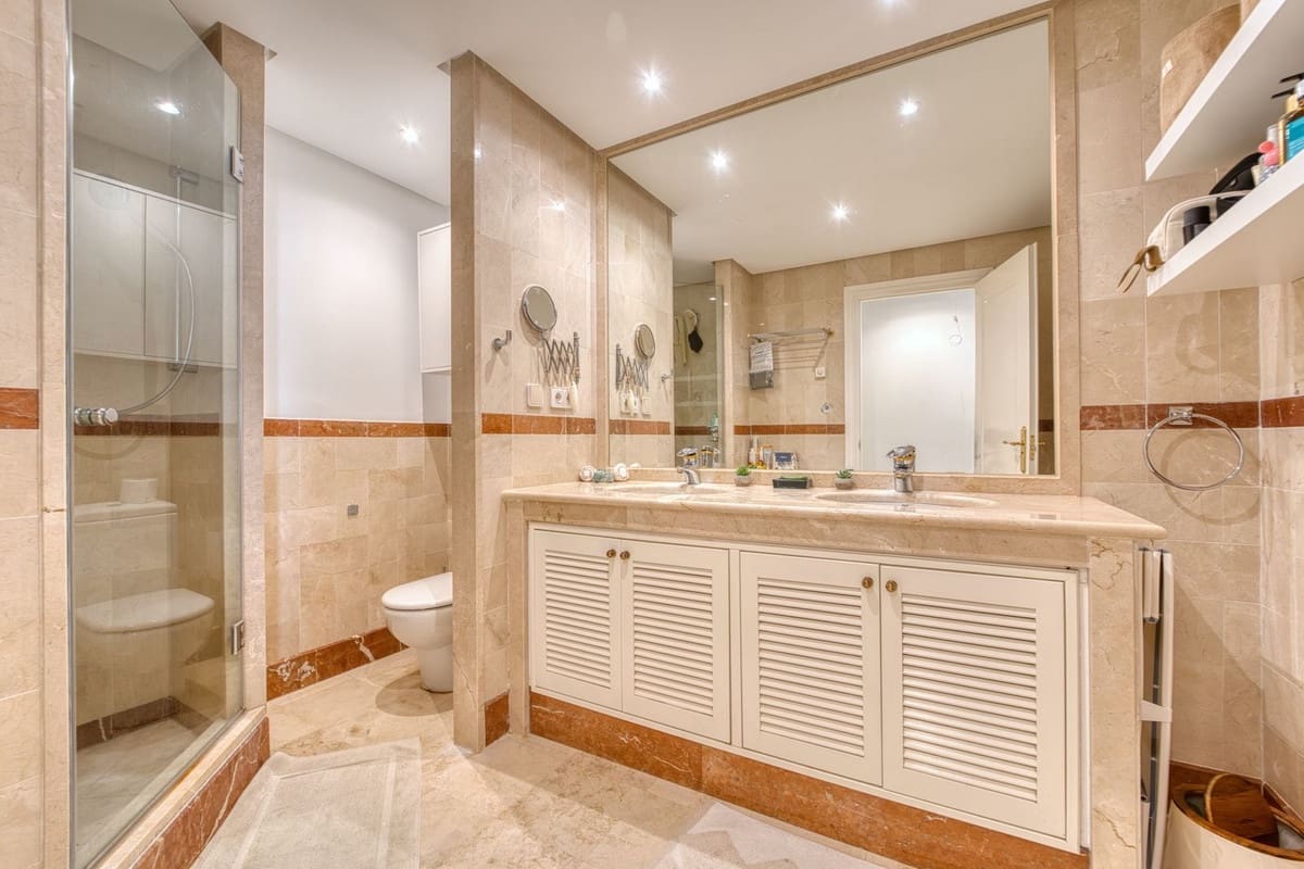 3 quarto Apartamento de Praia para venda em Puerto Banus com piscina garagem - 1 350 000 € (Ref: 9800101)