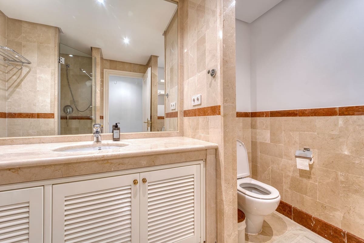 3 quarto Apartamento de Praia para venda em Puerto Banus com piscina garagem - 1 350 000 € (Ref: 9800101)