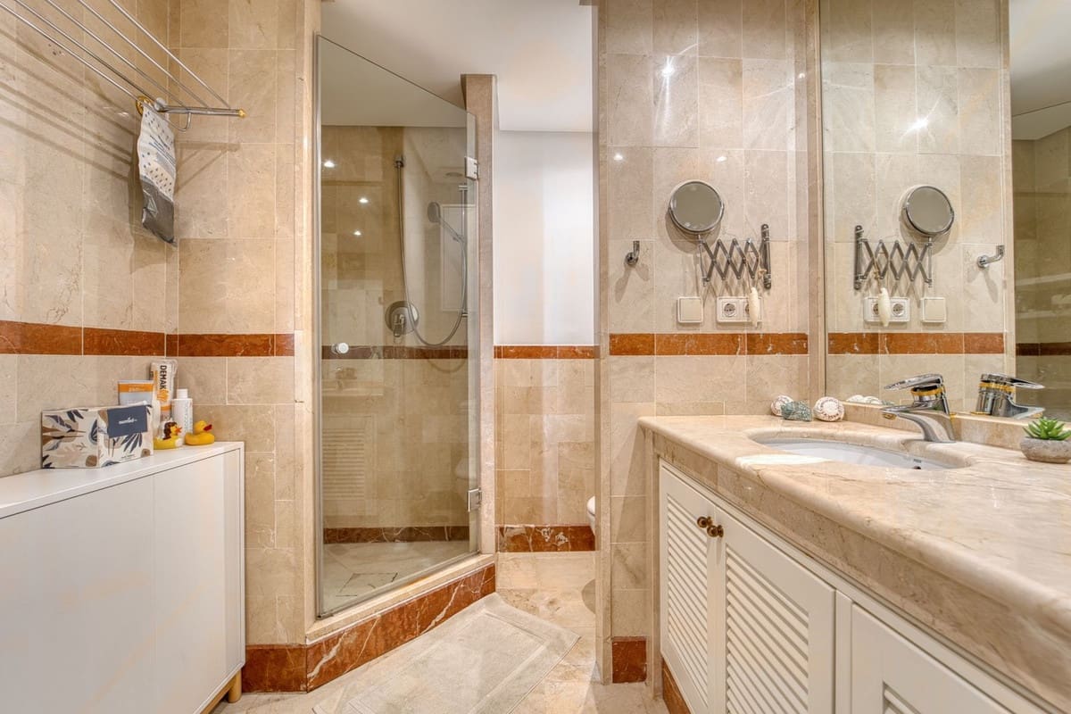 3 quarto Apartamento de Praia para venda em Puerto Banus com piscina garagem - 1 350 000 € (Ref: 9800101)