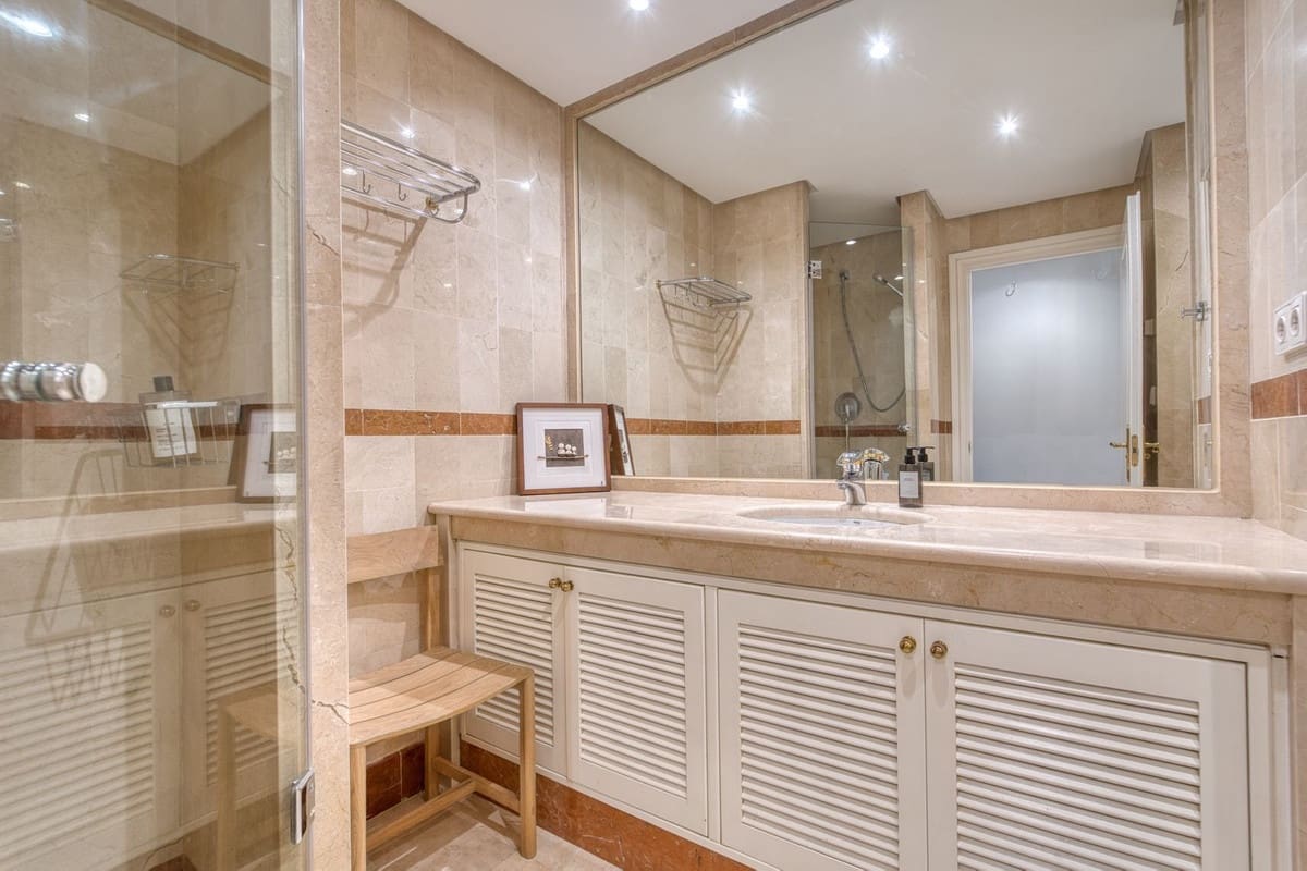 3 quarto Apartamento de Praia para venda em Puerto Banus com piscina garagem - 1 350 000 € (Ref: 9800101)