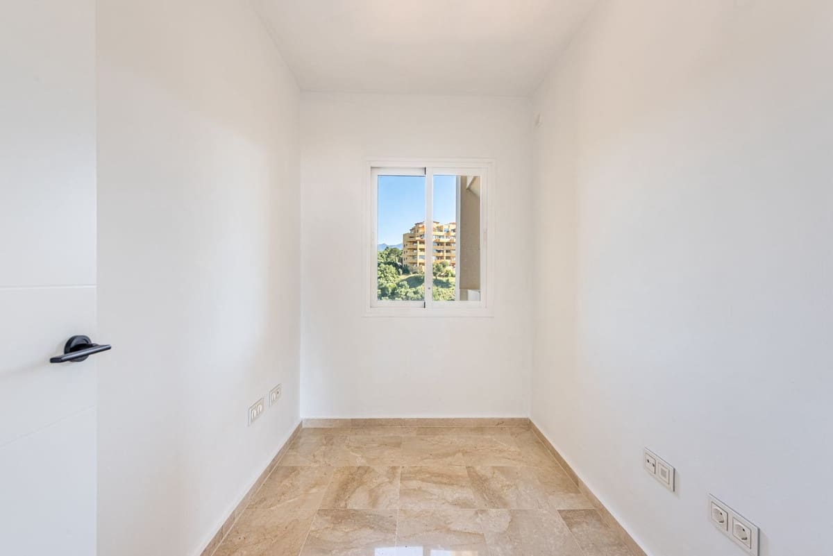 3 slaapkamer Appartement te koop in New Golden Mile met zwembad garage - € 449.000 (Ref: 9803792)