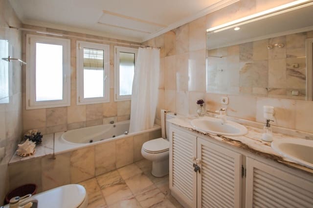 4 soveværelse Semi-Rækkehus til salg i Mijas Costa, Mijas med swimmingpool - € 1.200.000 (Ref: 9805651)