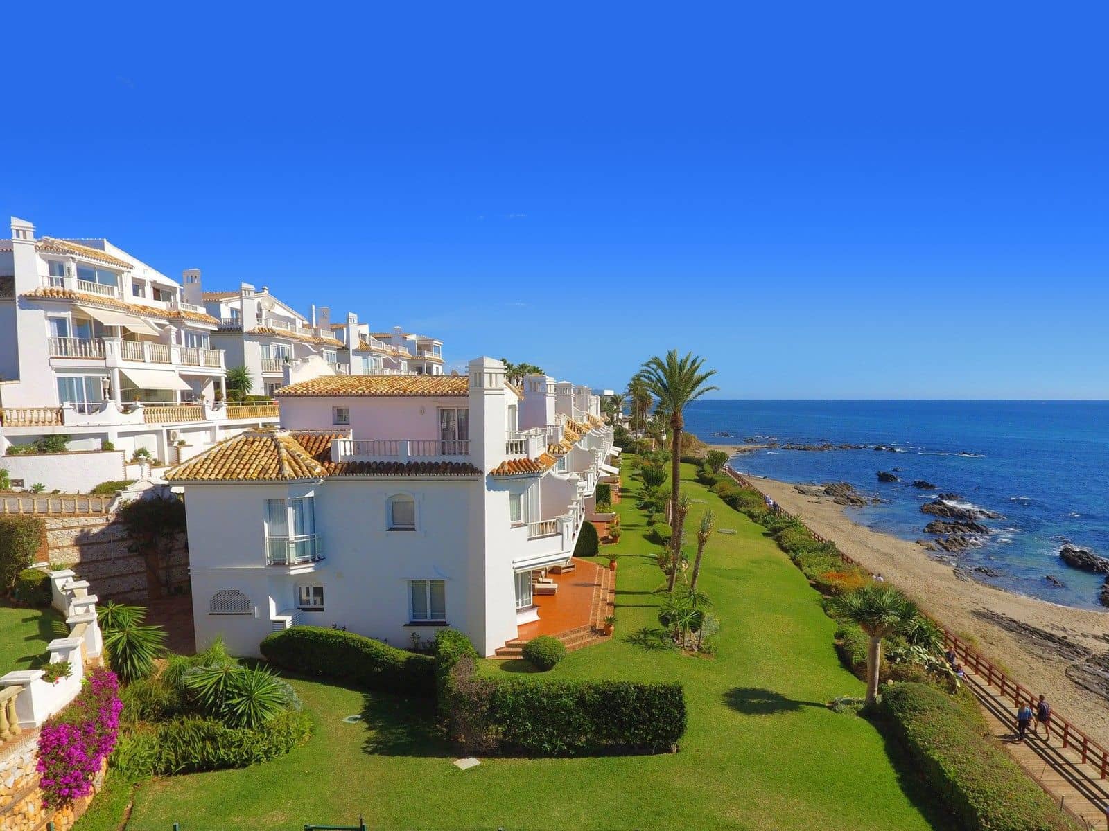 4 soveværelse Semi-Rækkehus til salg i Mijas Costa med swimmingpool - € 1.200.000 (Ref: 9805651)