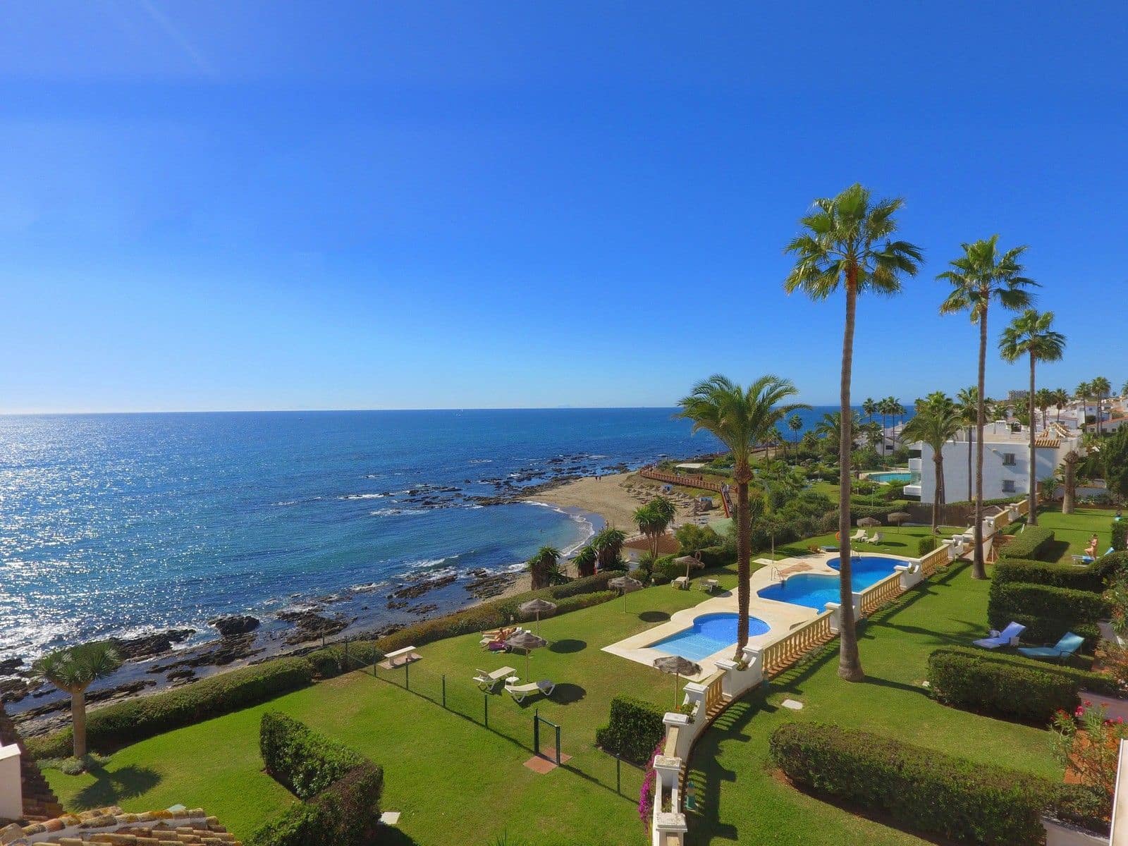 4 soveværelse Semi-Rækkehus til salg i Mijas Costa med swimmingpool - € 1.200.000 (Ref: 9805651)