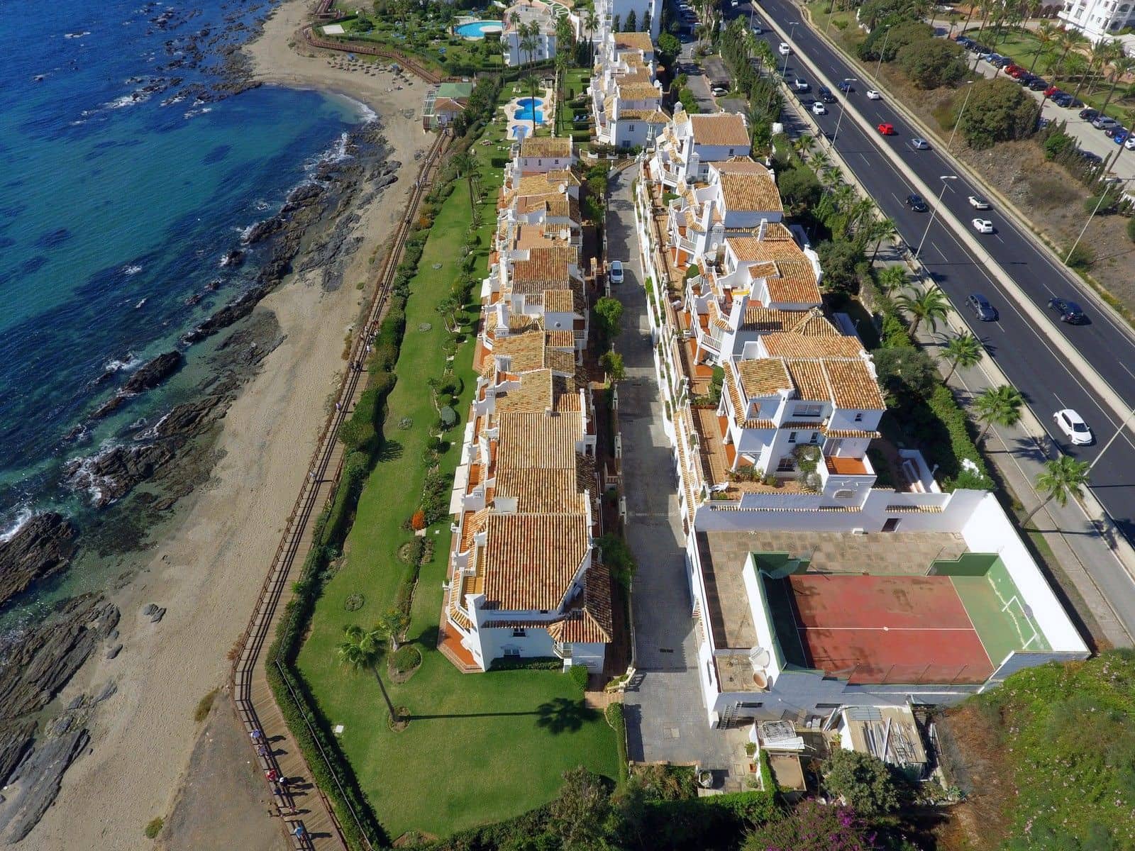 4 soveværelse Semi-Rækkehus til salg i Mijas Costa med swimmingpool - € 1.200.000 (Ref: 9805651)