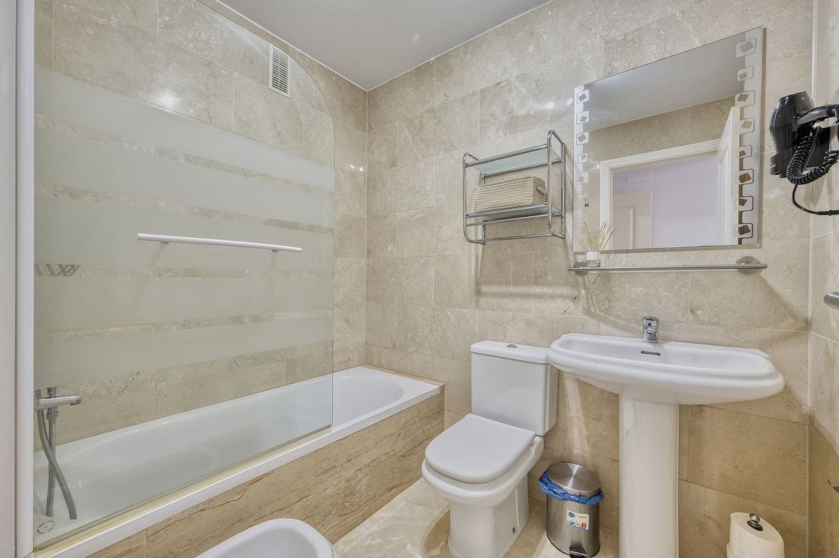 2 bedroom Apartment for sale in Riviera del Sol with pool garage - € 295,000 (Ref: 9808935)