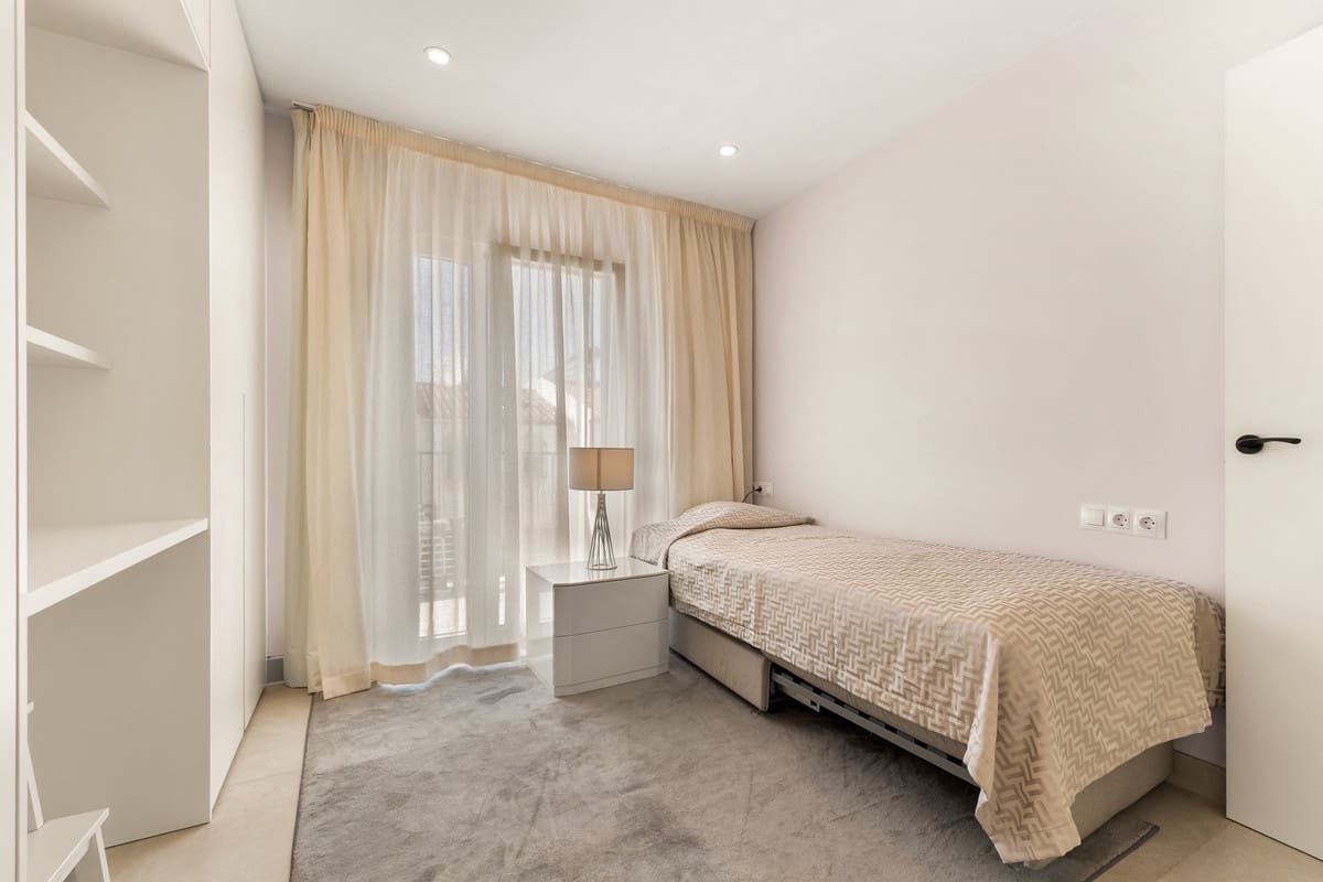 Casa de 4 habitaciones en Estepona en venta con piscina garaje - 795.000 € (Ref: 9809341)