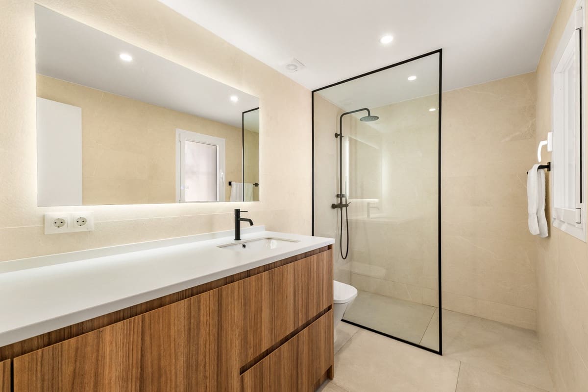 Casa de 4 habitaciones en Estepona en venta con piscina garaje - 795.000 € (Ref: 9809341)