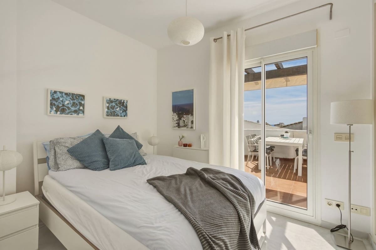 2 bedroom Penthouse for sale in Estepona with pool garage - € 275,000 (Ref: 9821740)