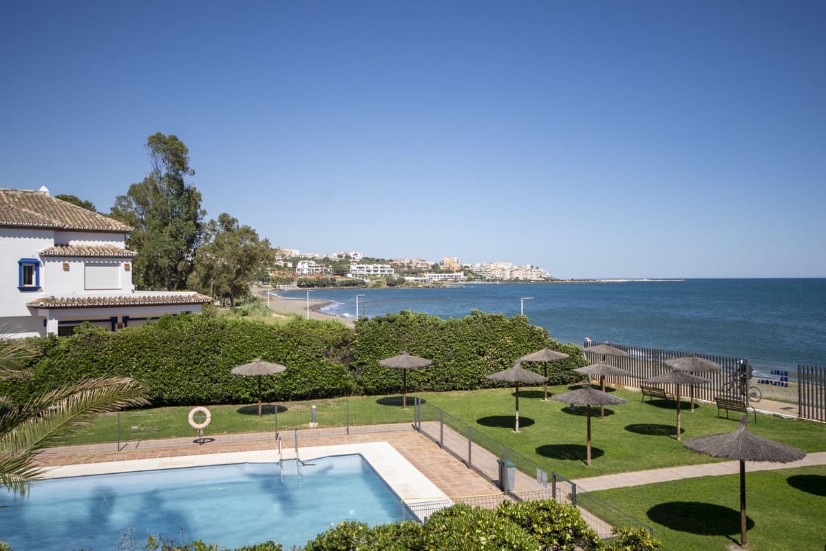 2 bedroom Beach Apartment for sale in Estepona with pool garage - € 399,000 (Ref: 9832835)
