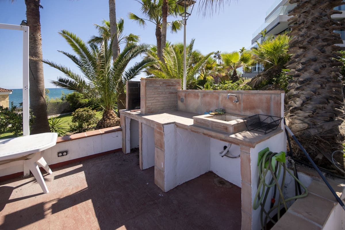 2 bedroom Beach Apartment for sale in Estepona with pool garage - € 399,000 (Ref: 9832835)