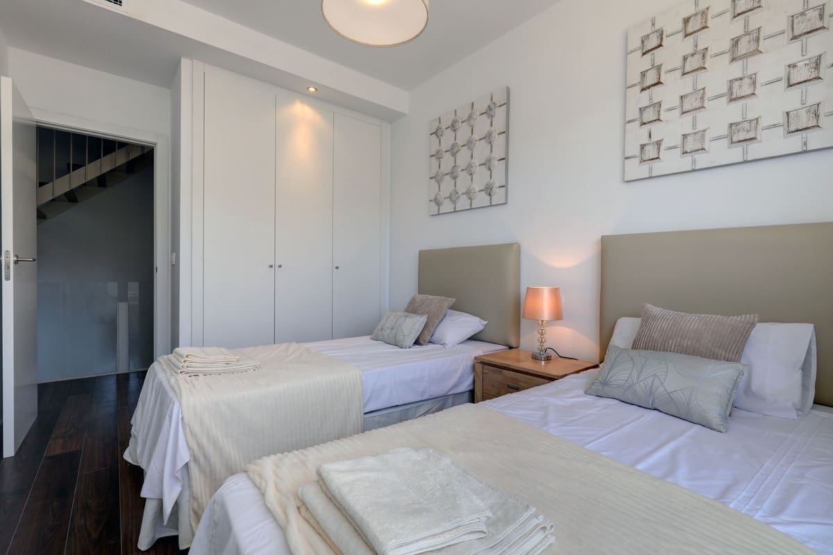 4 soveværelse Byhus til salg i Manilva med swimmingpool garage - € 495.000 (Ref: 9833000)