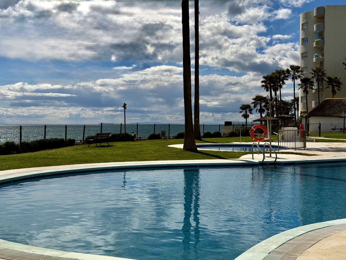 2 bedroom Beach Apartment for sale in Calahonda with pool garage - € 535,000 (Ref: 9838340)