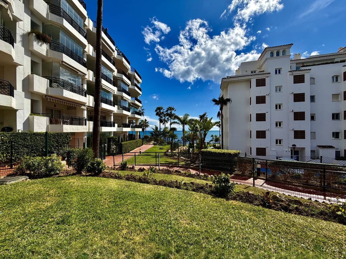 2 bedroom Beach Apartment for sale in Calahonda with pool garage - € 535,000 (Ref: 9838340)