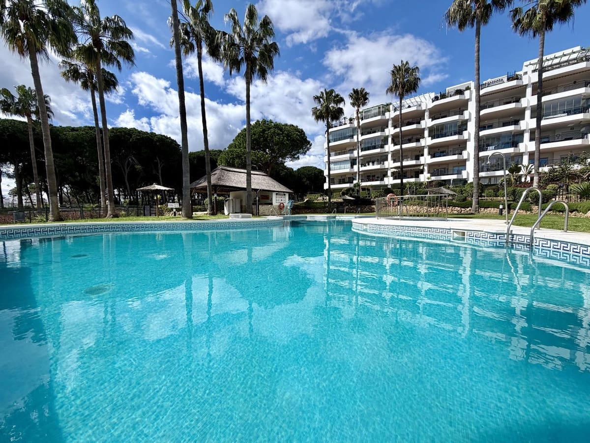 2 bedroom Beach Apartment for sale in Calahonda with pool garage - € 535,000 (Ref: 9838340)