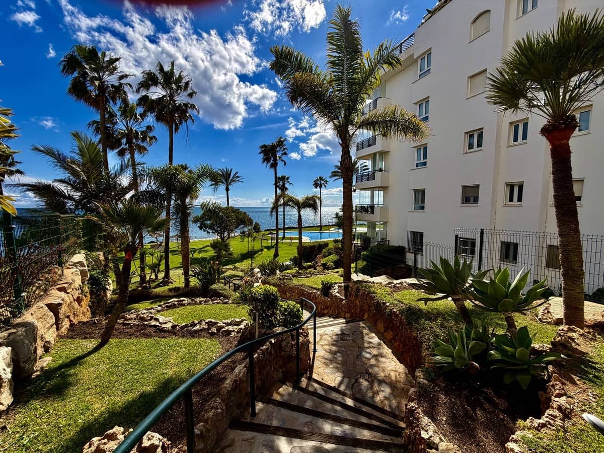 2 bedroom Beach Apartment for sale in Calahonda with pool garage - € 535,000 (Ref: 9838340)