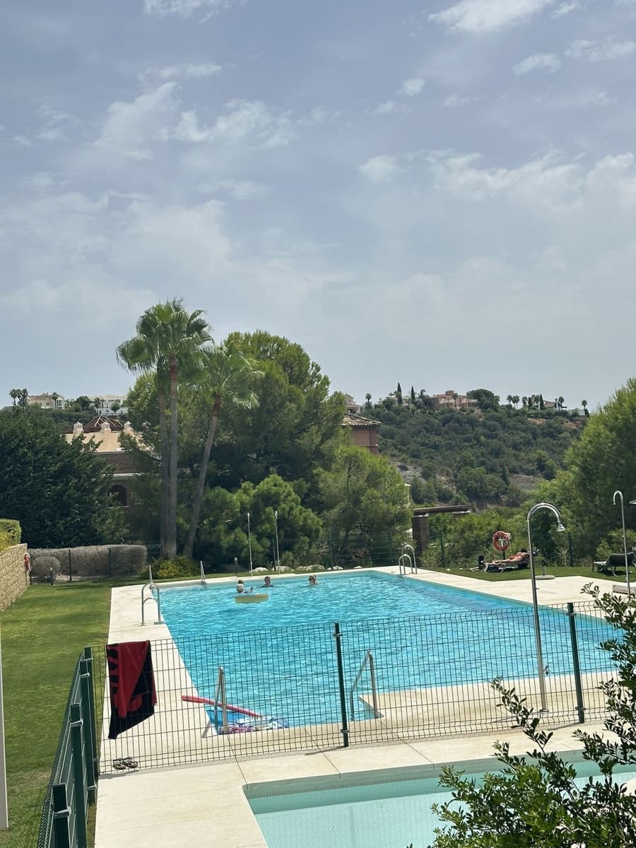 Apartamento de 3 habitaciones en Benahavís en venta con piscina garaje - 650.000 € (Ref: 9839966)