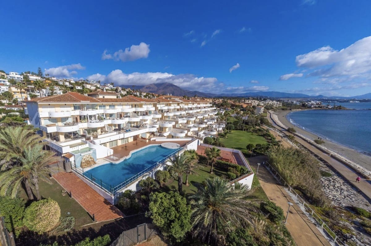 2 bedroom Beach Apartment for sale in Estepona with pool garage - € 545,000 (Ref: 9844605)