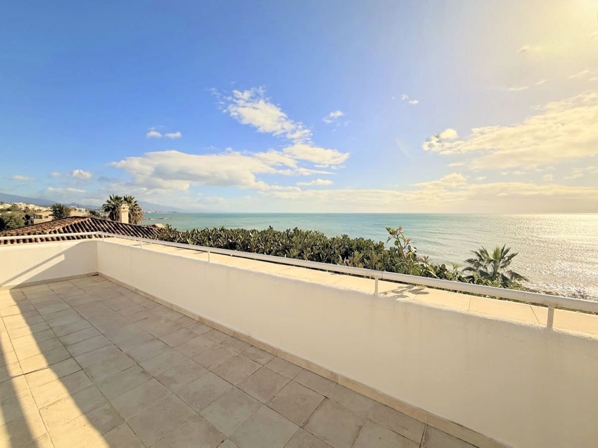 2 bedroom Beach Apartment for sale in Estepona with pool garage - € 545,000 (Ref: 9844605)