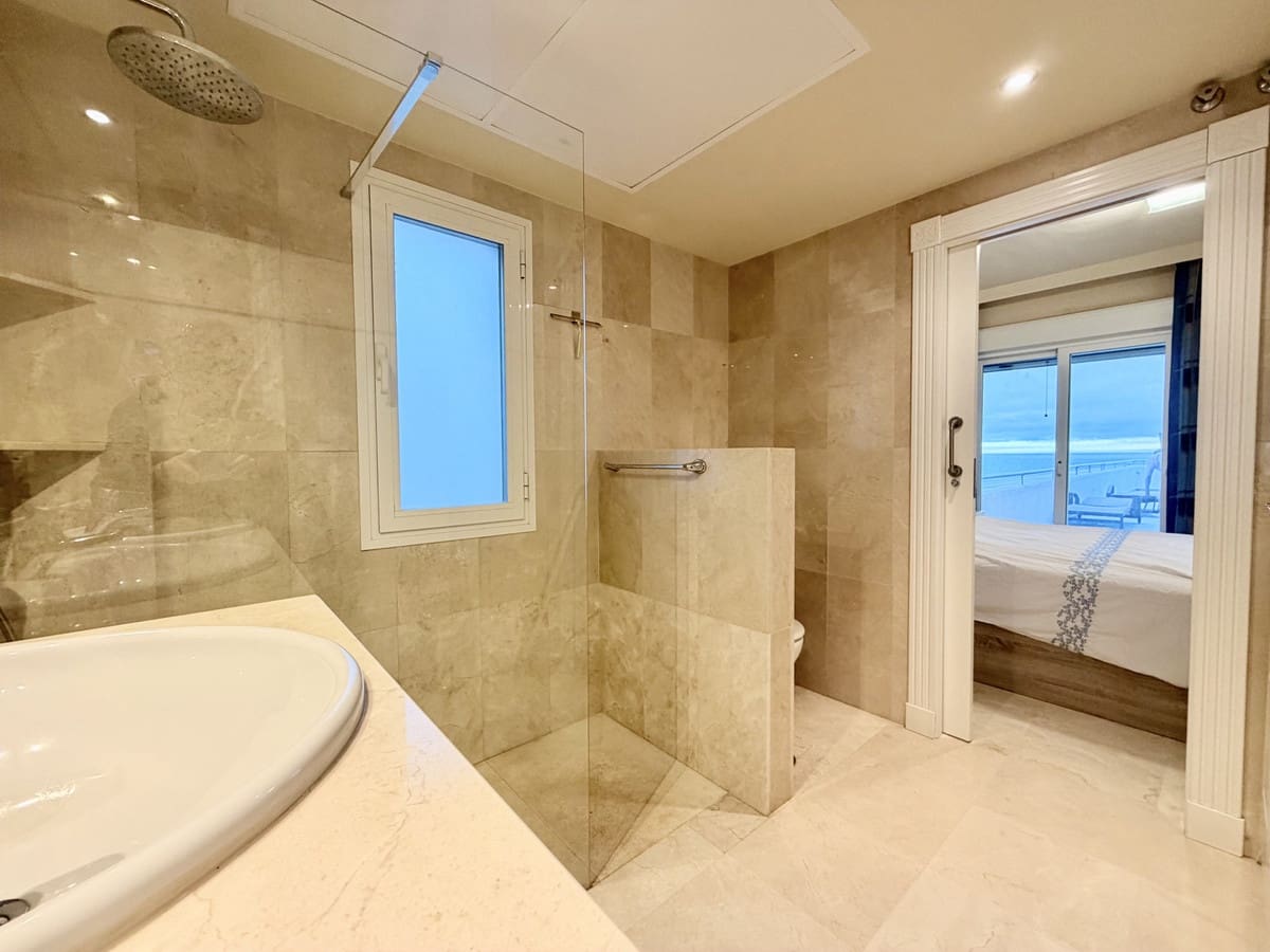 2 bedroom Beach Apartment for sale in Estepona with pool garage - € 545,000 (Ref: 9844605)