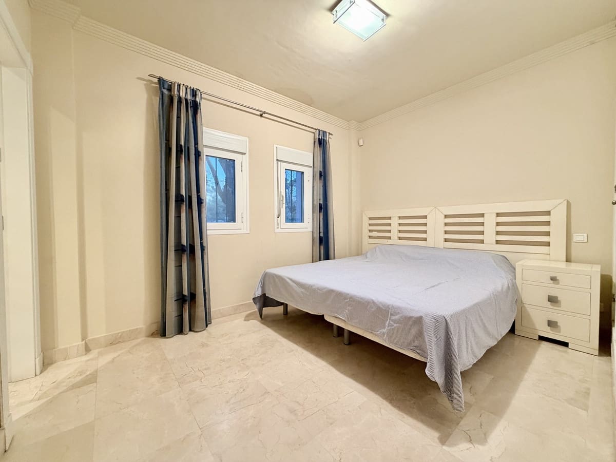 2 bedroom Beach Apartment for sale in Estepona with pool garage - € 545,000 (Ref: 9844605)
