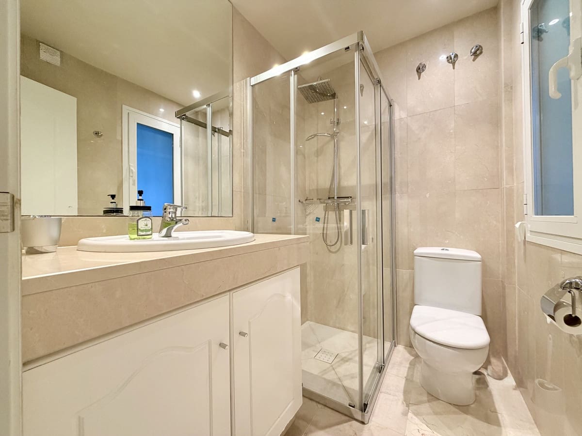 2 bedroom Beach Apartment for sale in Estepona with pool garage - € 545,000 (Ref: 9844605)
