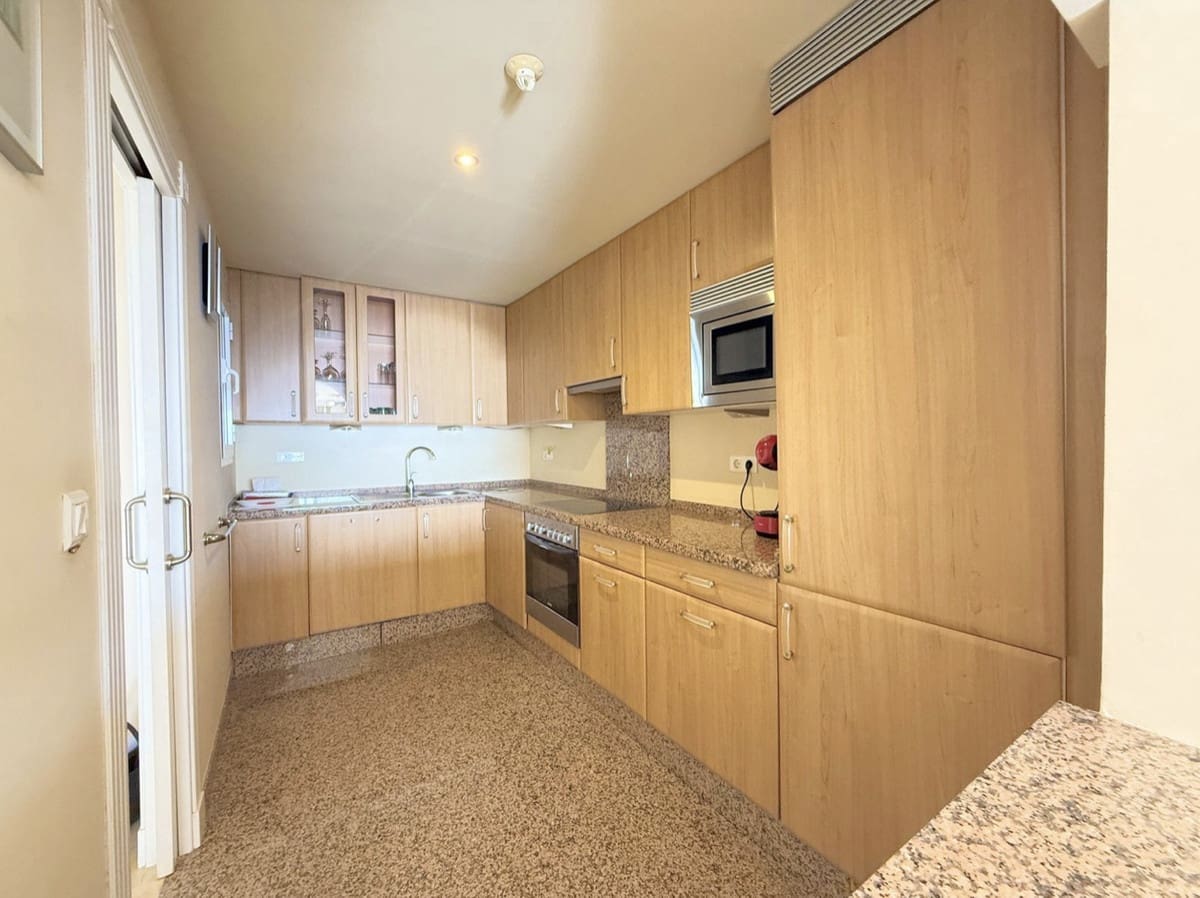 2 bedroom Beach Apartment for sale in Estepona with pool garage - € 545,000 (Ref: 9844605)