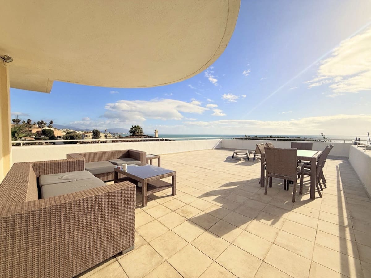 2 bedroom Beach Apartment for sale in Estepona with pool garage - € 545,000 (Ref: 9844605)