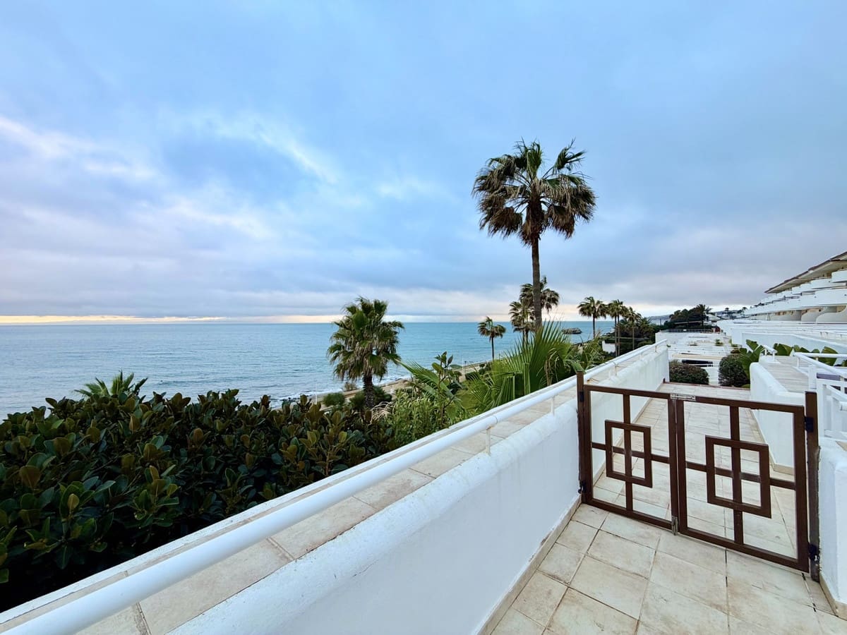 2 bedroom Beach Apartment for sale in Estepona with pool garage - € 545,000 (Ref: 9844605)