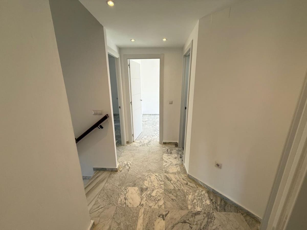 4 soverom Villa til salgs i Manilva med svømmebasseng garasje - € 449 000 (Ref: 9857805)