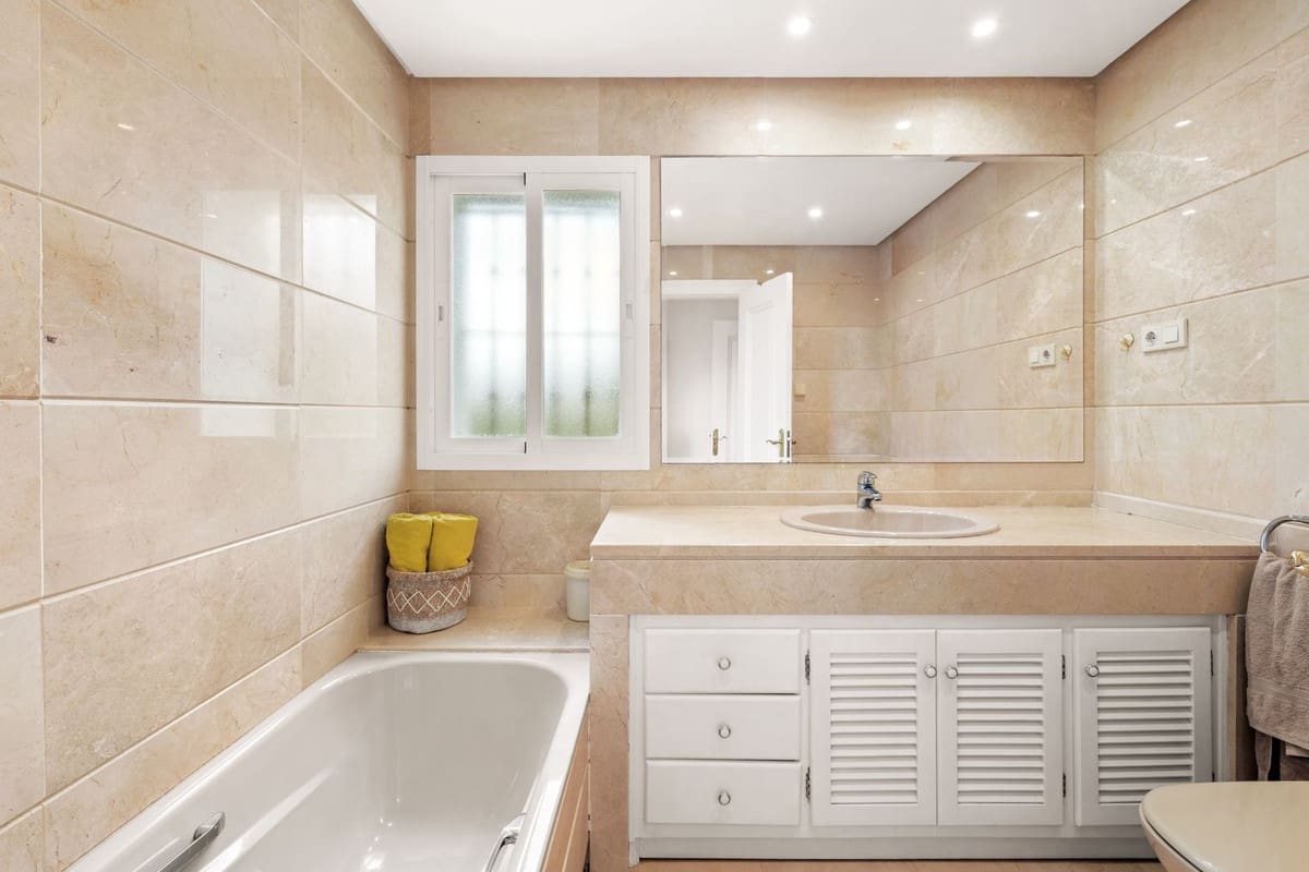 2 bedroom Beach Apartment for sale in New Golden Mile with pool garage - € 549,000 (Ref: 9857807)