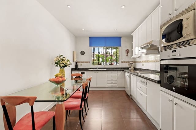 2 bedroom Beach Apartment for sale in Villacana - Costalita - Saladillo, Estepona with pool garage - € 549,000 (Ref: 9857807)