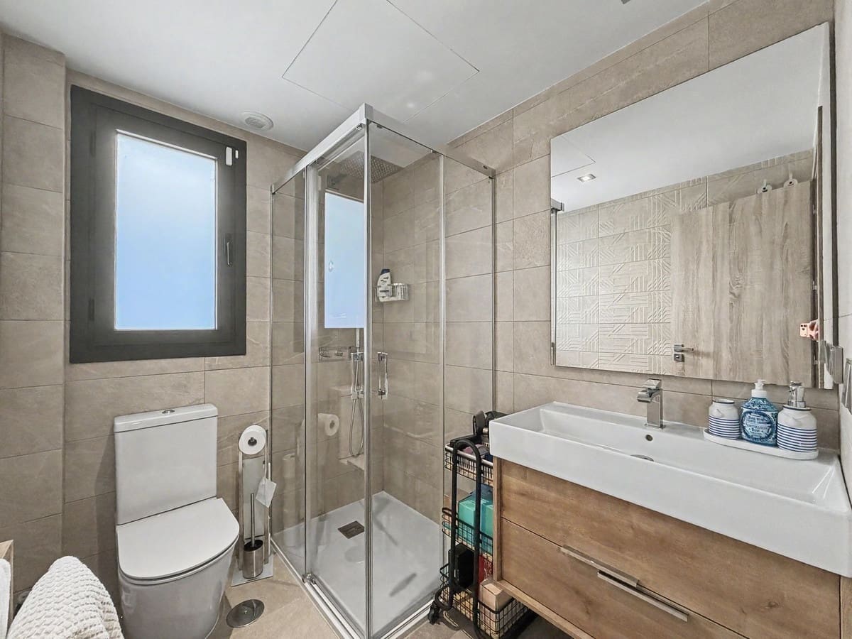 3 bedroom Beach Apartment for sale in Estepona with pool garage - € 625,000 (Ref: 9858830)