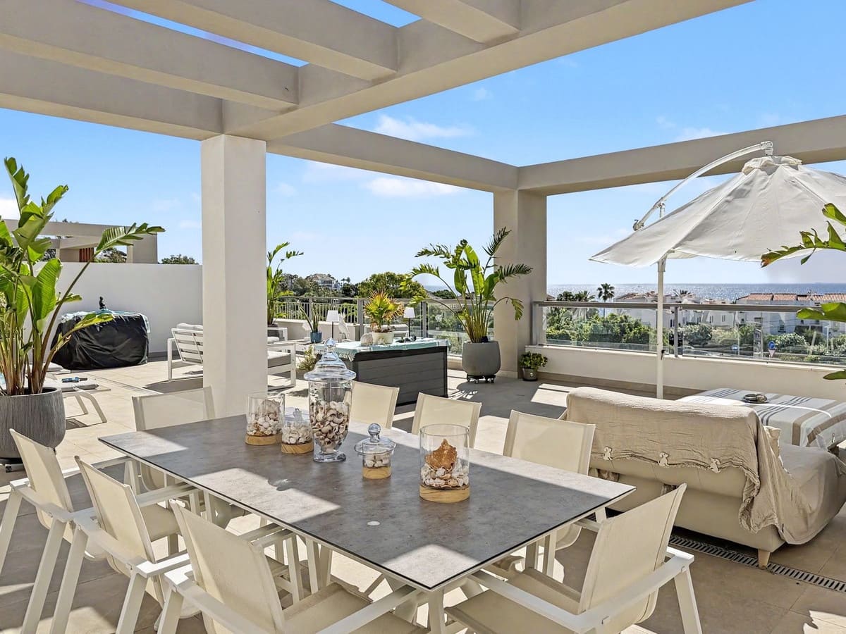 3 bedroom Beach Apartment for sale in Estepona with pool garage - € 625,000 (Ref: 9858830)