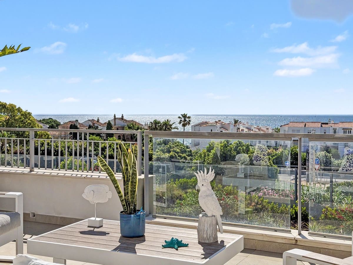 3 bedroom Beach Apartment for sale in Estepona with pool garage - € 625,000 (Ref: 9858830)