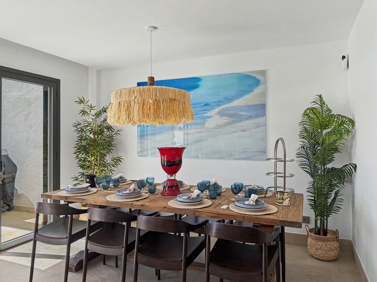 3 bedroom Beach Apartment for sale in Estepona with pool garage - € 625,000 (Ref: 9858830)