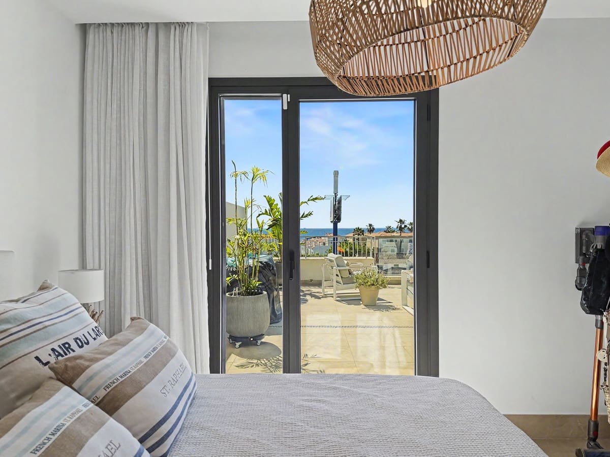 3 bedroom Beach Apartment for sale in Estepona with pool garage - € 625,000 (Ref: 9858830)