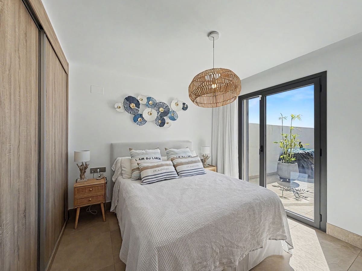 3 bedroom Beach Apartment for sale in Estepona with pool garage - € 625,000 (Ref: 9858830)