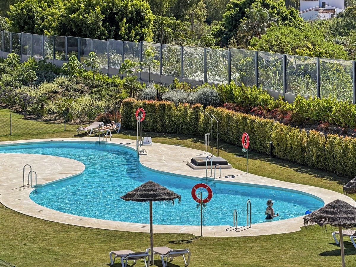 3 bedroom Beach Apartment for sale in Estepona with pool garage - € 625,000 (Ref: 9858830)