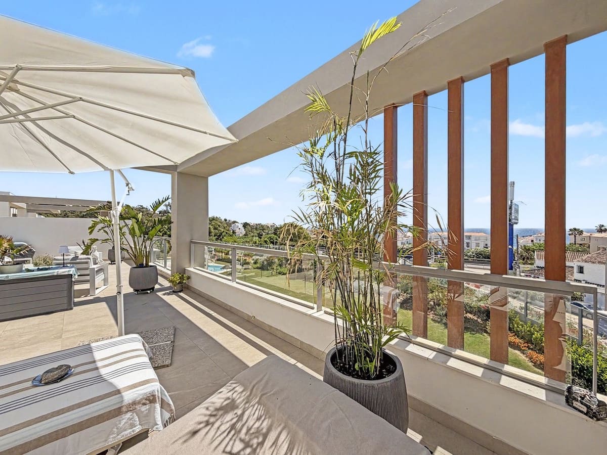 3 bedroom Beach Apartment for sale in Estepona with pool garage - € 625,000 (Ref: 9858830)