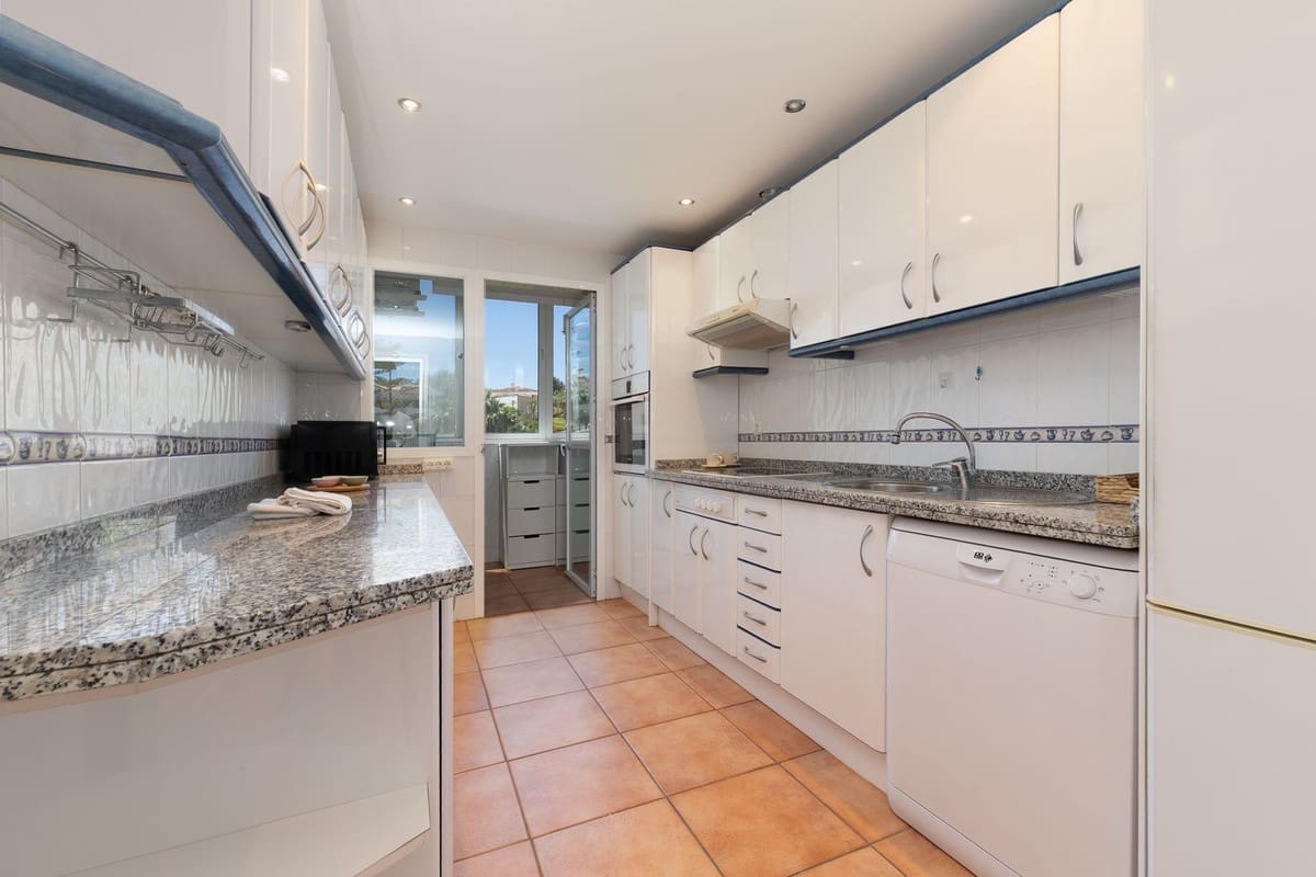 2 slaapkamer Appartement te koop in La Cala de Mijas met zwembad garage - € 410.000 (Ref: 9858882)