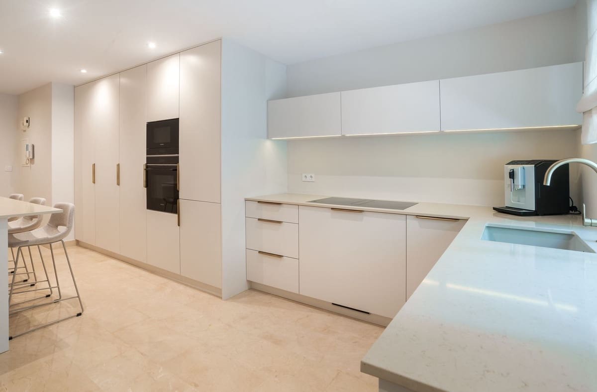 3 bedroom Apartment for sale in Golden Mile with pool garage - € 995,000 (Ref: 9863743)