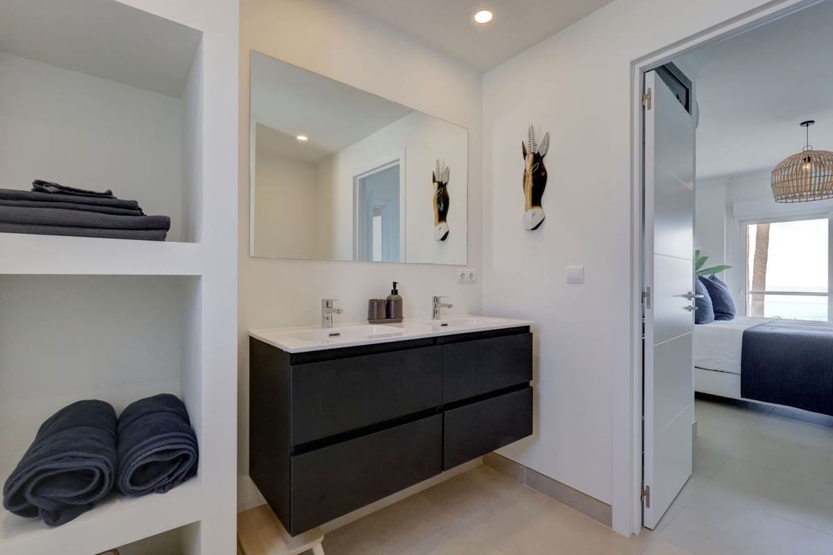 2 soverom Strandleiligheter til salgs i Estepona med garasje - € 1 300 000 (Ref: 9872830)
