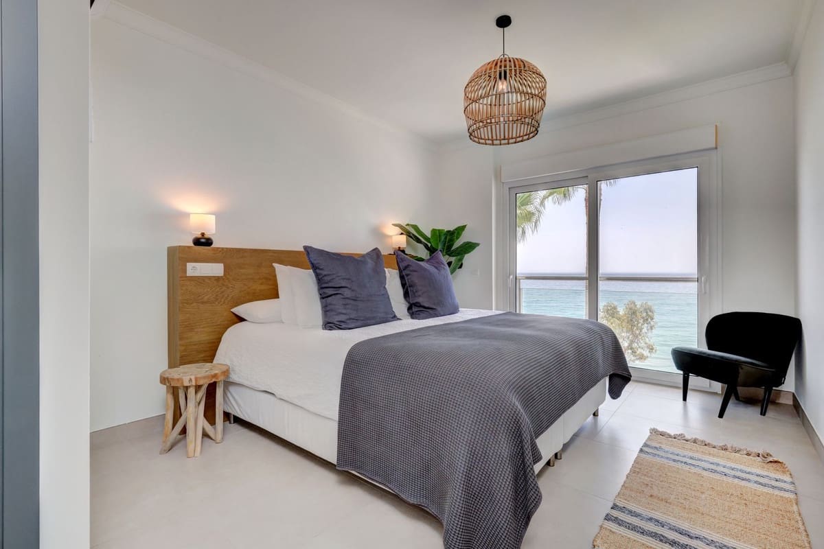 2 soverom Strandleiligheter til salgs i Estepona med garasje - € 1 300 000 (Ref: 9872830)